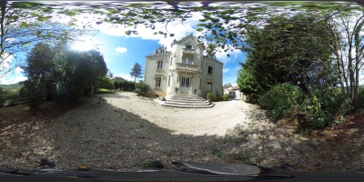 Château du XIXème siècle avec maison d'hôtes et dépendances entourées d'un parc avec piscine de 1,5ha