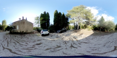 Mise en vente d'une maison de plain-pied avec travaux à prévoir, située sur un superbe terrain dans la campagne sauvegardée d'Evenos (Var)